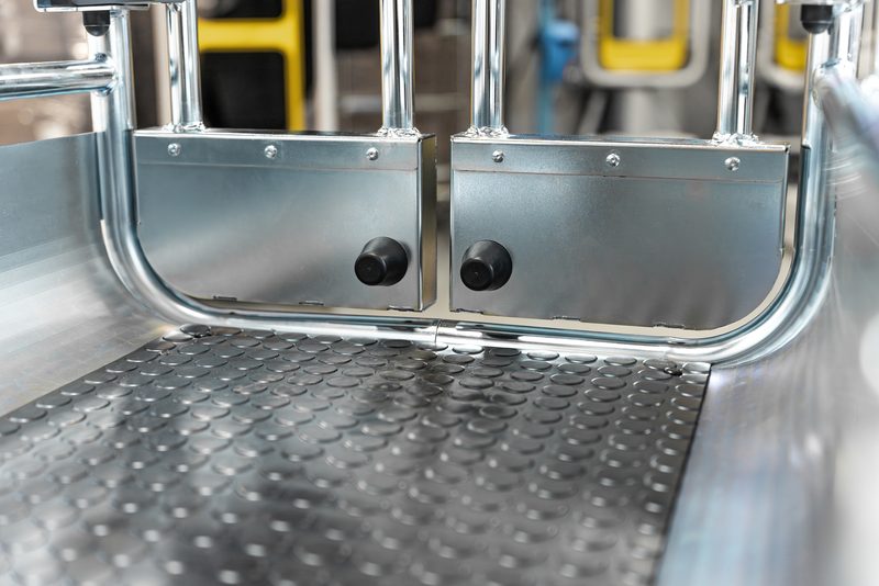 Stainless steel basket and step detail